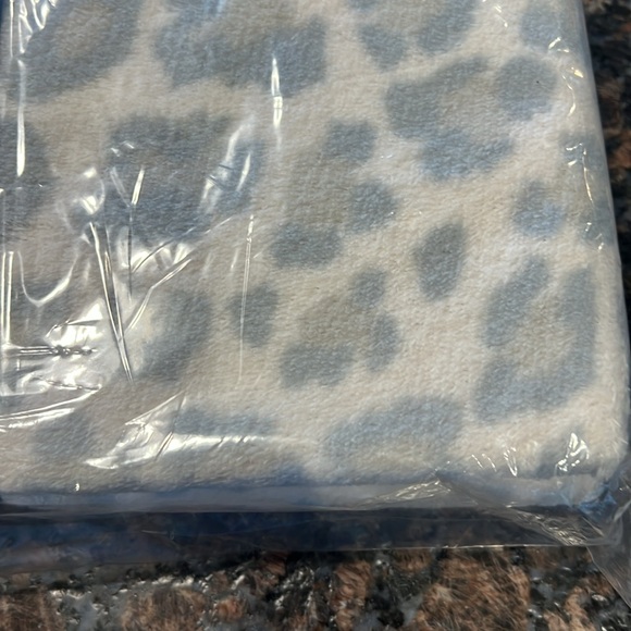 Splendid Throw Blanket - Picture 2 of 3